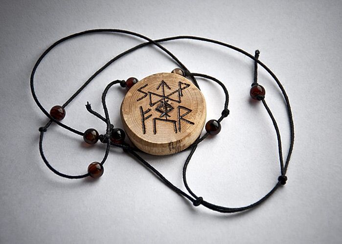 amuleta din lemn