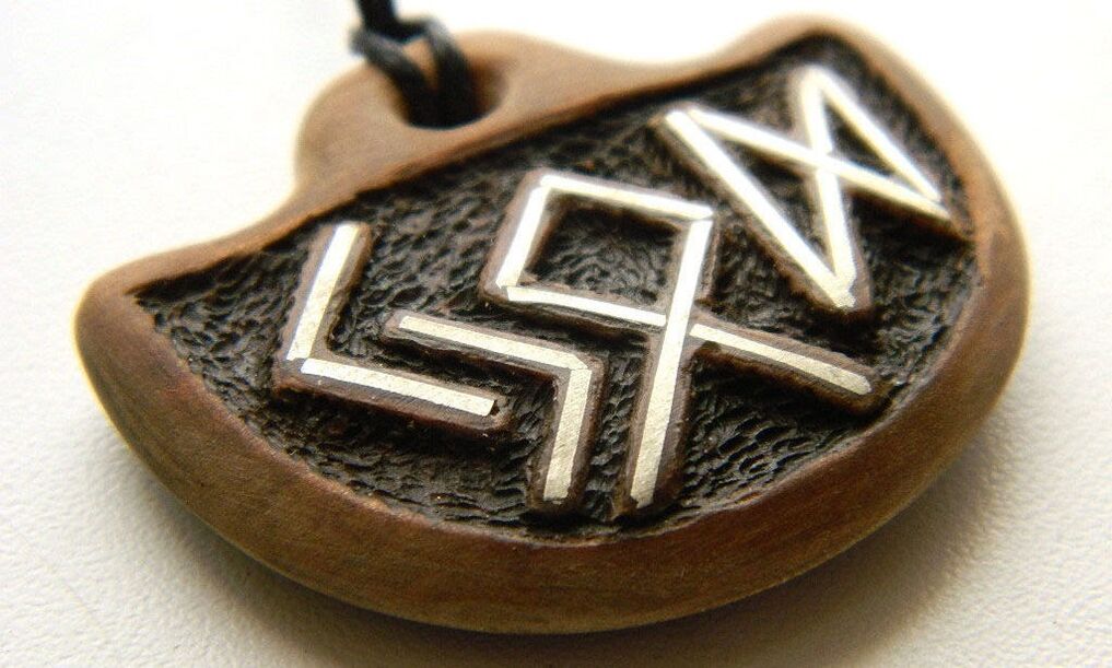 amuletă norocoasă cu simboluri runice